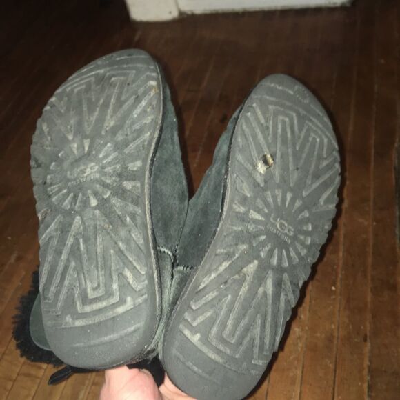 Uggs shearling lined boots with bows in the back - Picture 6 of 7